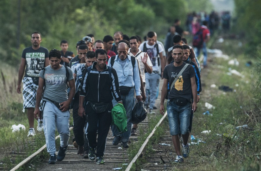 Illegális bevándorlók a röszkei határátkelőnél 2015-ben. FOtó: MTI