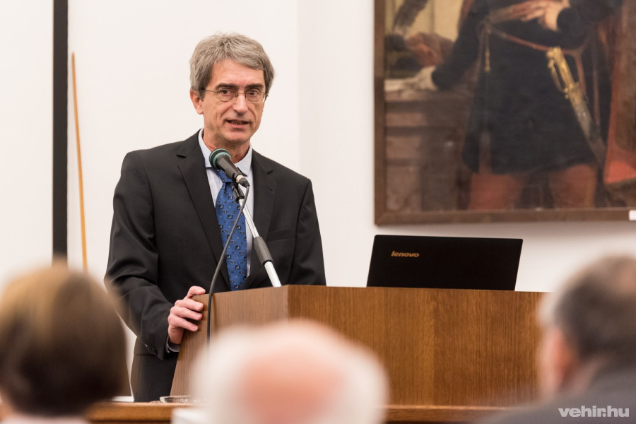 pósfai mihály, a Veszprémi Területi Akadémiai Bizottság elnöke