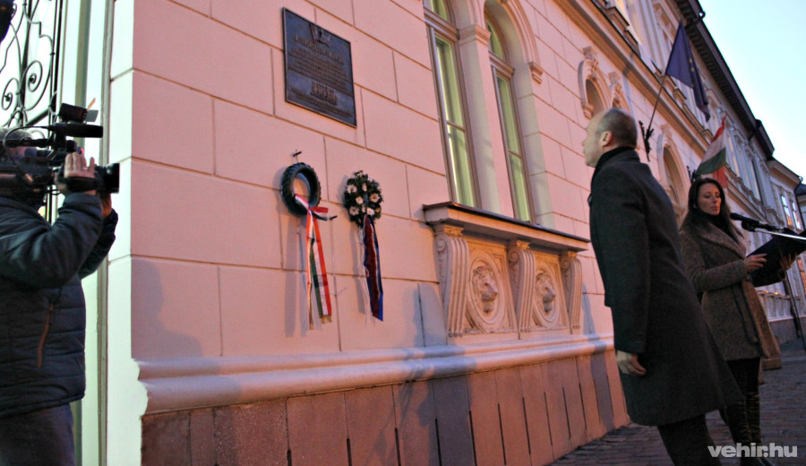 Az önkormányzat nevében a polgármester helyezett el koszorút