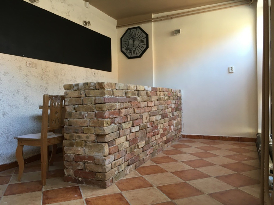 Önmaga rakta össze a pultot és minden berendezést is