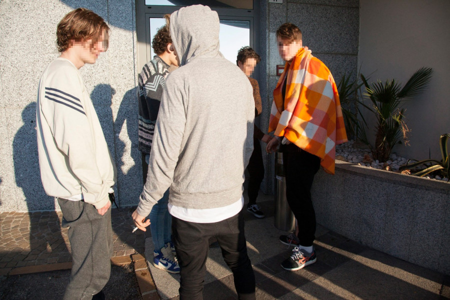 A baleset túlélői beszélgetnek a sérülteket elszállásoló hotel előtt (fotó:MTI)