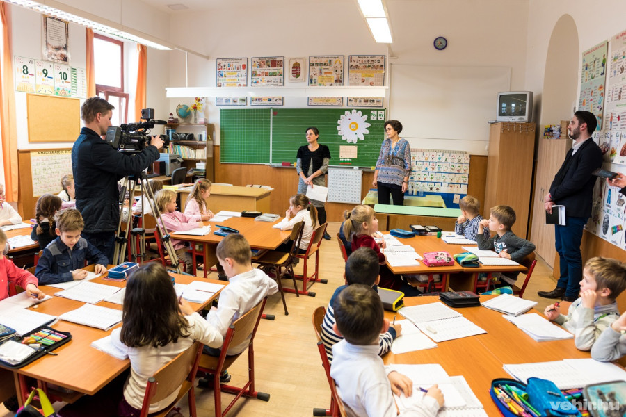 Brányi Mária és nagyné czaun marianna intézetigazgató szerint az új padok alkalmasabbak a csoportmunkára