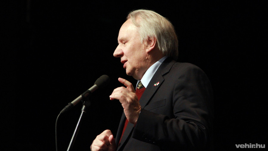 Jerzy snopek a veszprém agórában a lengyel-magyar barátság napja alkalmából rendezett emléknapon.