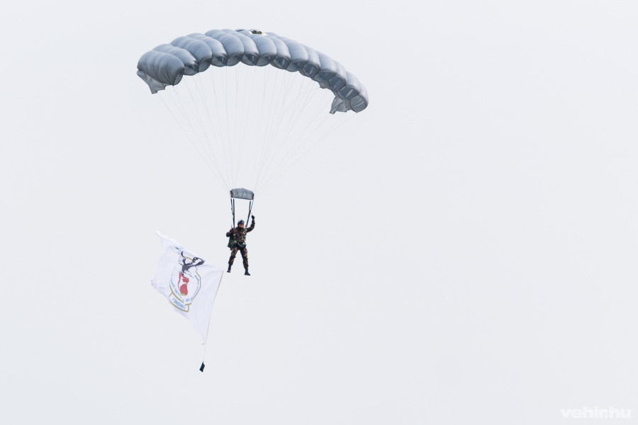 a tiszteletadás során ejtőernyősök jelentek meg az égből