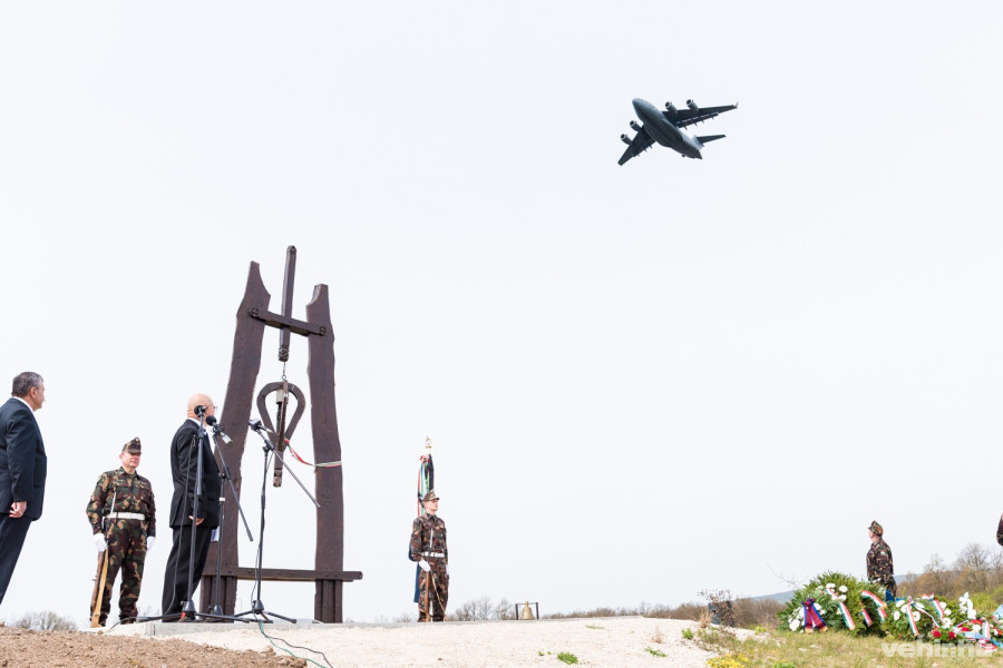 A megemlékezésen egy pápai c-17-es teherszállító gép is a tiszteletét tette