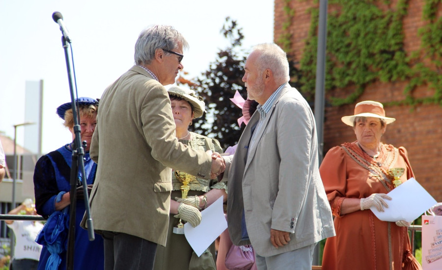 A díjat Tavas Vilmos, az egyesület egyik alapítója vette át Némedi Lajostól