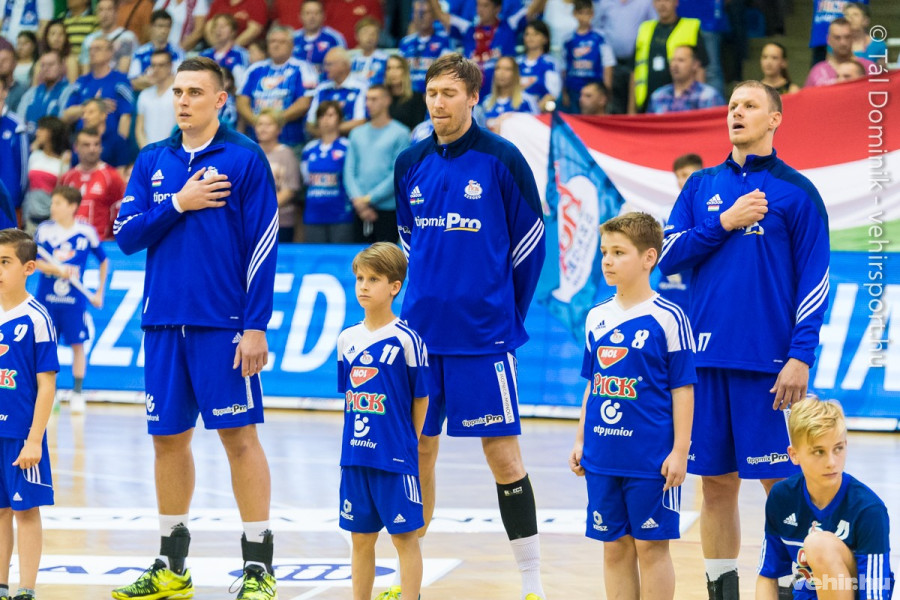 Zubai Szabolcs (a kép jobb oldalán) már nem a Szeged csapatkapitánya