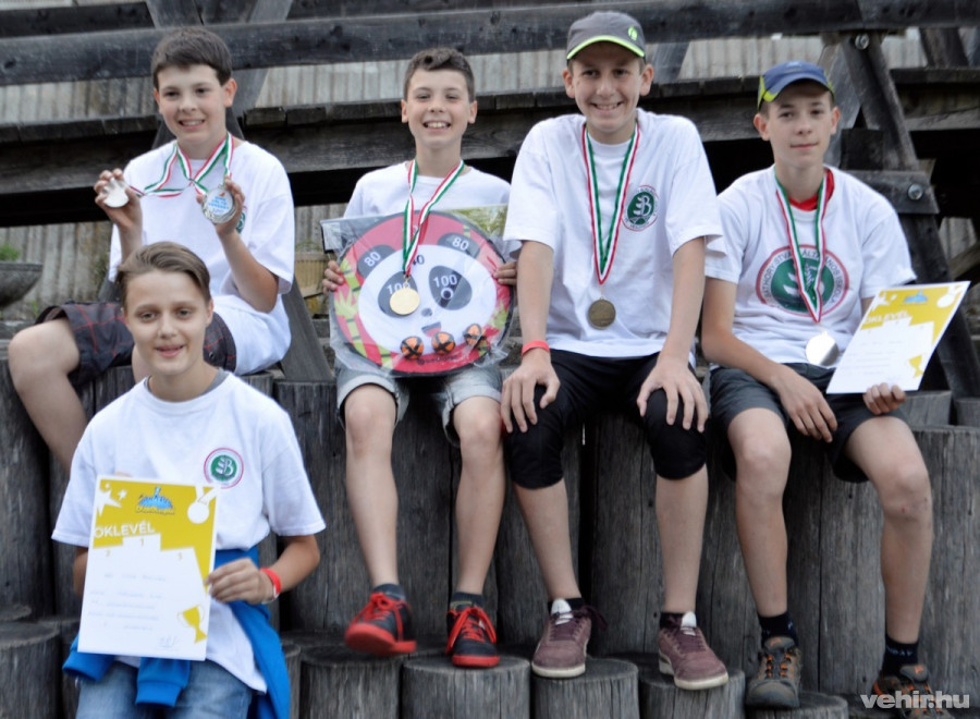 Az iskolák pontversenyét megnyerő Báthorys fiúk