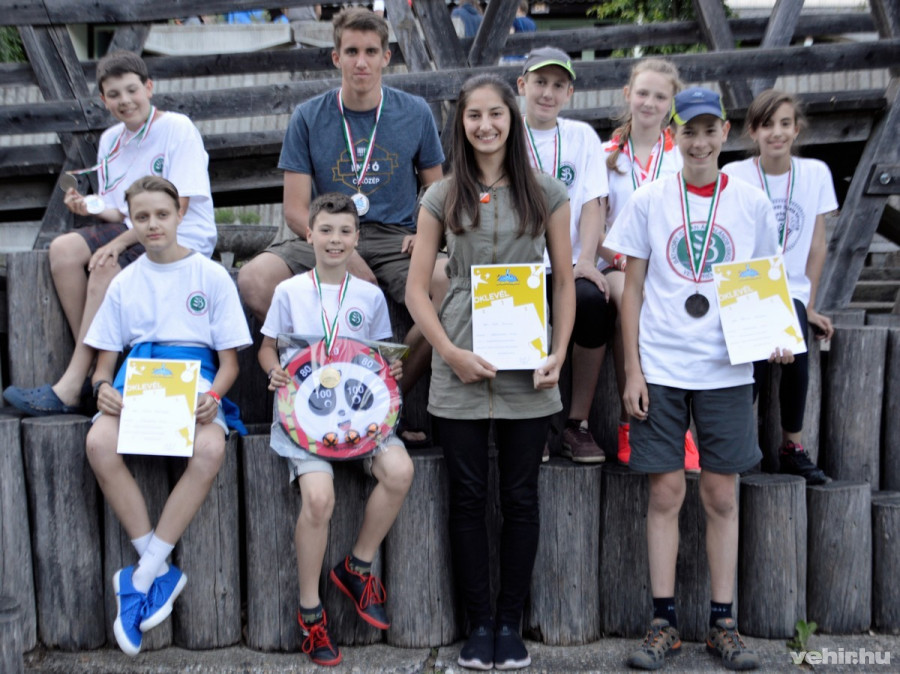 A rövidtáv és a váltó versenyszám díjazottjainak csoportképe