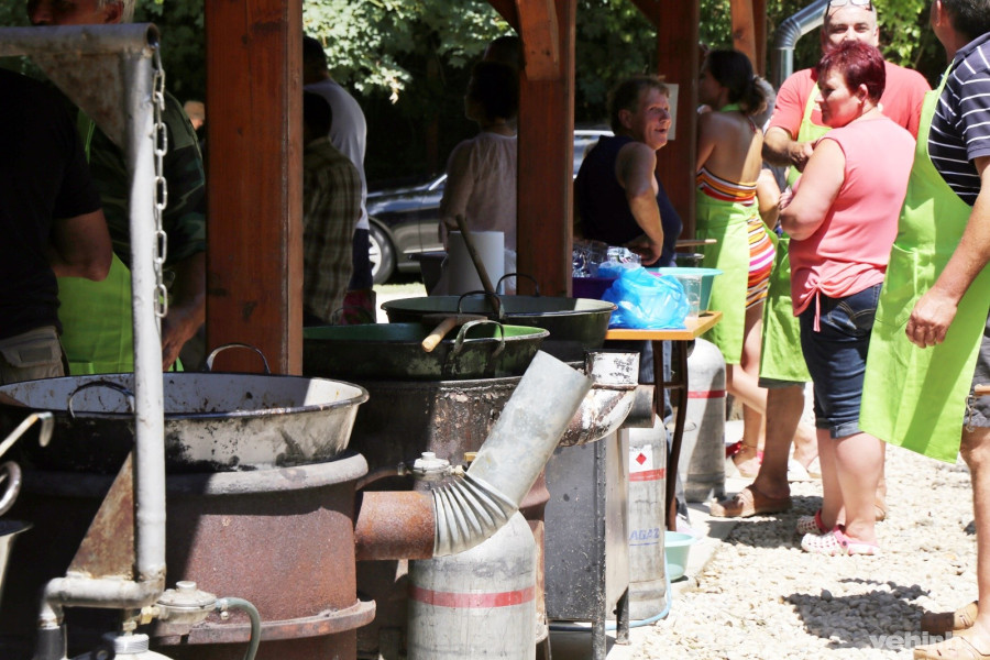 rotyogott a pörkölt az üstökben