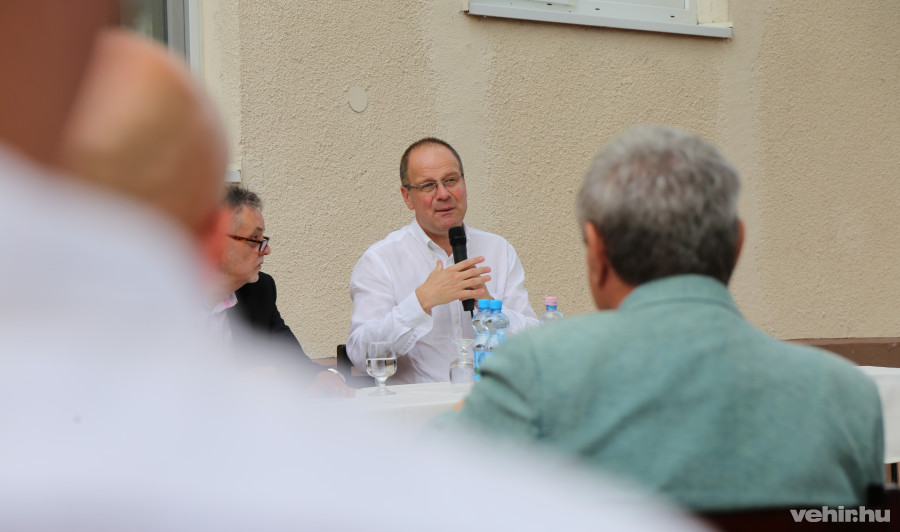 'a kistelepüléseknek össze kell fogniuk'