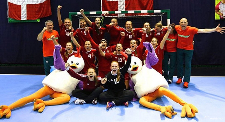 Az aranyérmes lány kézilabdacsapat - Fotó: MKSZ