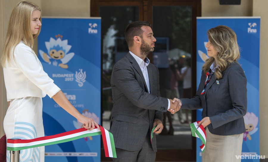 Szeneczey Balázs városfejlesztésért felelős főpolgármester-helyettes és Szántó Éva, a Bp2017 Nonprofit Kft. ügyvezető igazgatója (j) a margitszigeti Casino felújított épületétnek avatásán 2017. július 24-én. MTI Fotó: Szigetváry Zsolt