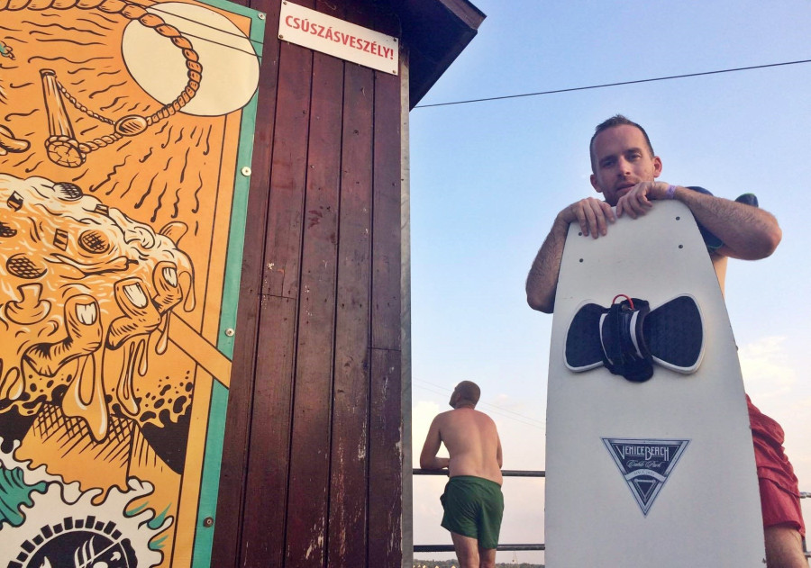 A wakeboardozás fárasztó sport. nem árt, ha jó kondiban van az ember