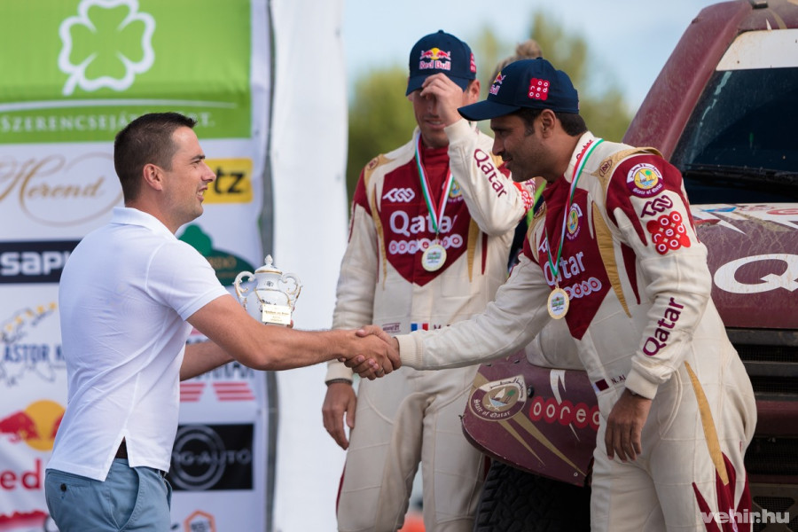 Ovádi Péter átadja az első helyezetteknek járó díjat