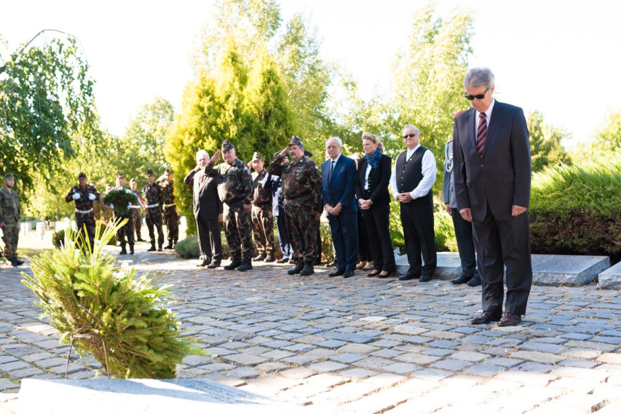 Némedi Lajos az önkormányzat képviseletében hajtott fejet