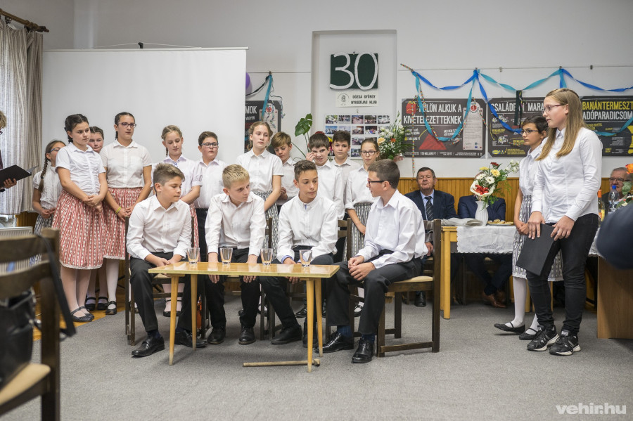 A műsort a Dózsa iskolások színesítették