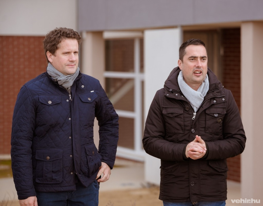 dr. Temesvári Balázs és Ovádi Péter a flóris lakópark péntek délelőtti átadásán