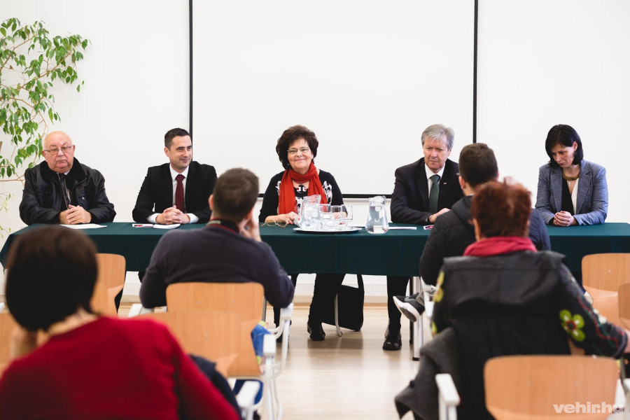 szente józsef, Ovádi Péter, Bodnárné Zsóka, Némedi Lajos és Neveda Amália,az Agóra igazgatója