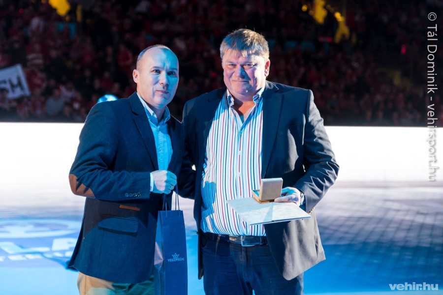Kálomista Gábor kitüntetését szombaton vette át Porga Gyula polgármestertől a Veszprém Arénában