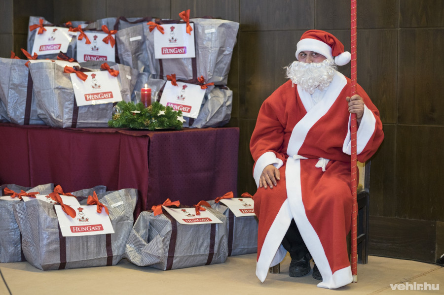 az adományokat a mikulás adta át a rászoruló családoknak kedd délután a városházán