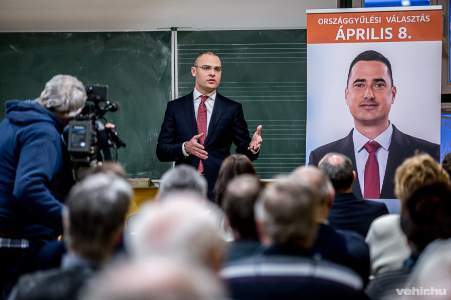 Csepreghy Nándor a dózsavárosi iskolában tartott lakossági fórumon