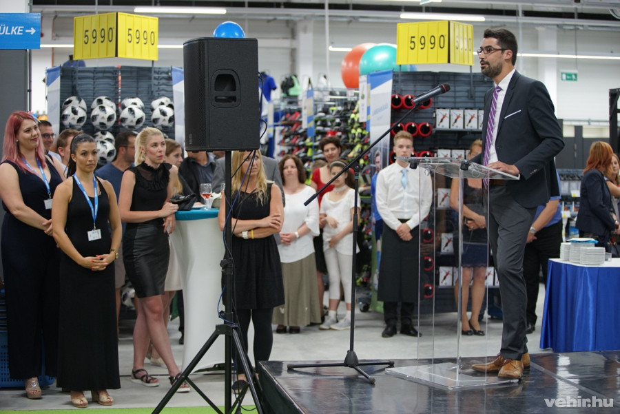 Kabarcz Balázs a már szombati nyitásra kész áruházban