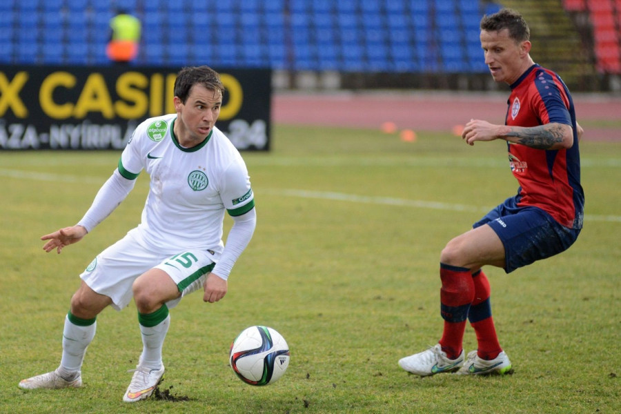 Gera Zoltán után a Fradi másik rutinos labdarúgója, Hajnal Tamás (fehérben) is szögre akasztja a stoplist