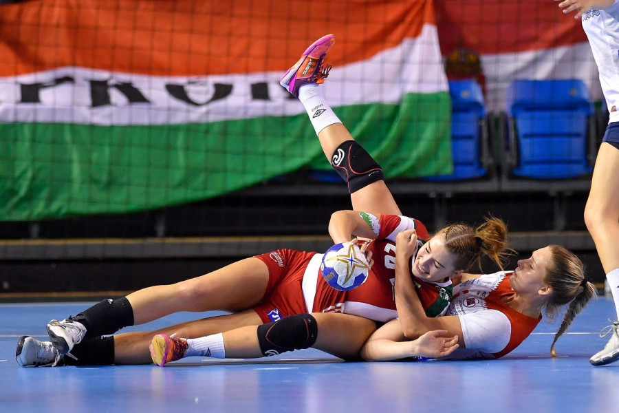 Lakatos Rita (b) és a norvég Synne Fossheim a női junior kézilabda-világbajnokság döntőjében – MTI Fotó: Czeglédi Zsolt