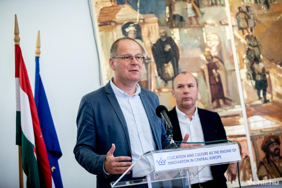Navracsics Tibor uniós biztos és Porga Gyula polgármester a péntek délelőtti konferencián
