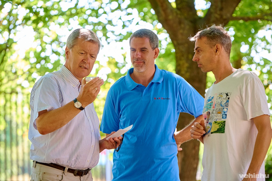 Némedi Lajos alpolgármester a cég képviselőivel