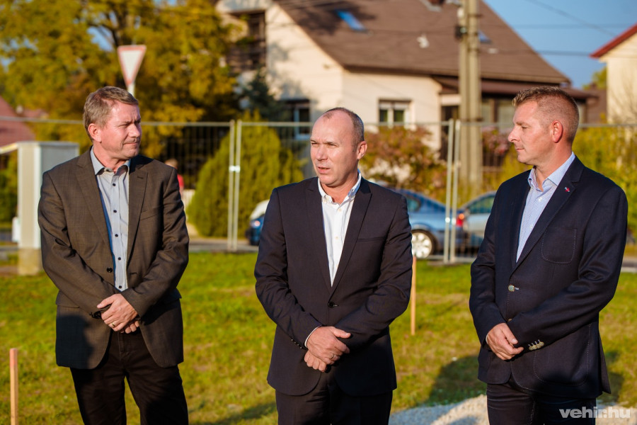 Czaun János képviselő, Porga Gyula polgármester és Kuti Attila kivitelező
