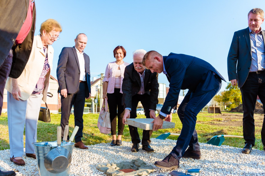 Az ünnepélyes alapkőletételen a gyulafirátóti önkormányzat képviselő testületi tagjai és Tóthné Martinkovics Erika, óvodavezető is részt vett.