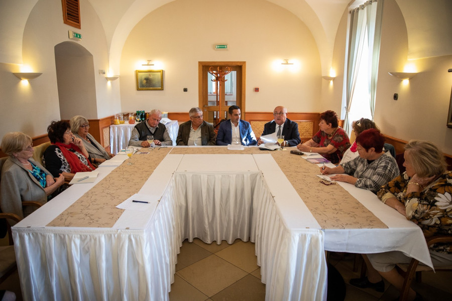 A szenior mentor kerekasztal szerda délután tartotta alakuló ülését a Gizella hotelben