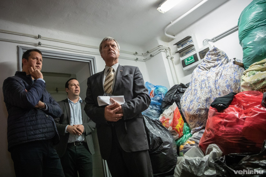 Ruhaadományból szerencsére bőven akad