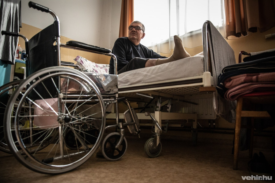 Árvai Sándornak több szakmája is van, a lába miatt most viszont általában a szálló jelenti a mindennapjait