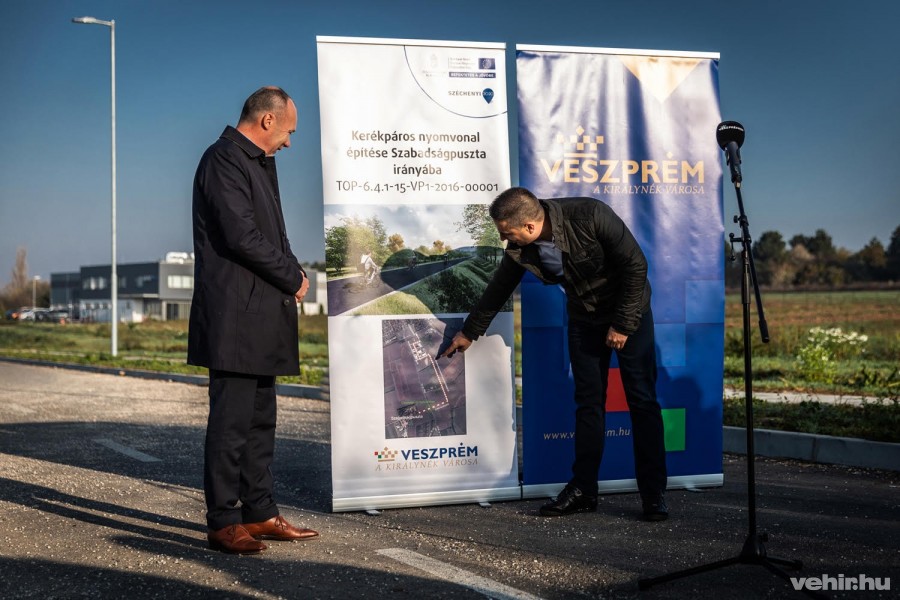 Porga Gyula polgármester és Ovádi Péter országgyűlési képviselő kedd reggel számolt be a fejlesztésről a sajtónak