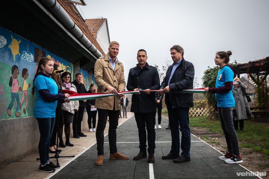 A pályát Czigány Máté, Ovádi Péter és Szauer István adta át