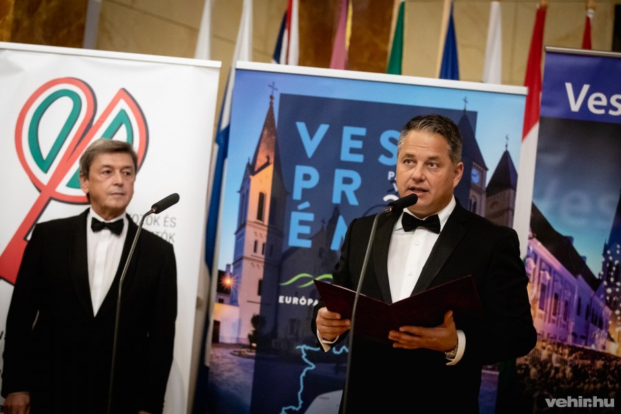 Gazsi Attila, a VOSZ országos elnökhelyettese és megyei elnöke köszöntötte a jelenlévőket