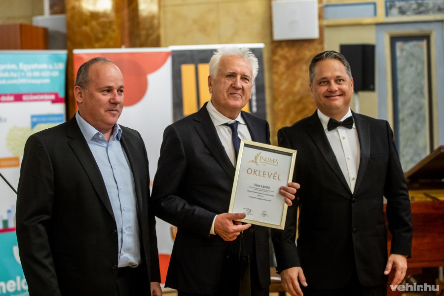 Vass László Mészáros Zoltántól (b), a veszprémfest szervezőjétől és Gazsi Attilától (j) vette át a díjat