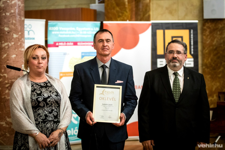 Szokolai László (középen)