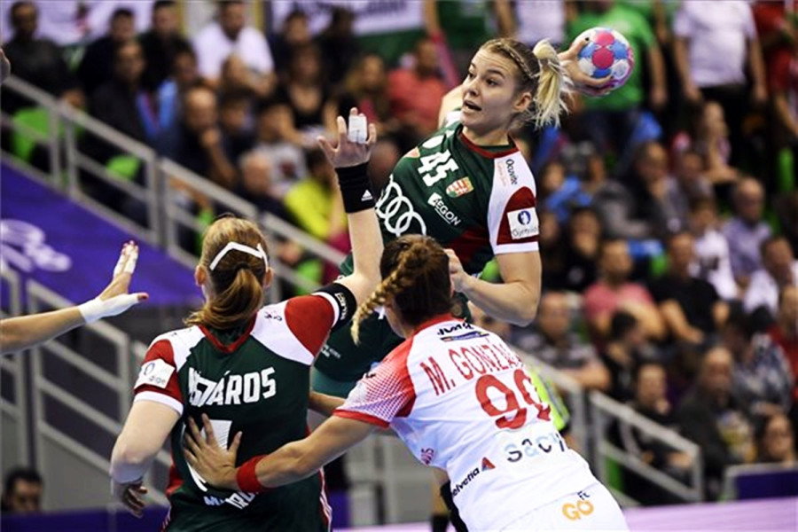 Háfra Noémi (középen) kapura dob, mellette Mészáros Rea (balra) és a spanyol Mireya González Alvarez (Forrás: MTI/Kovács Tamás)