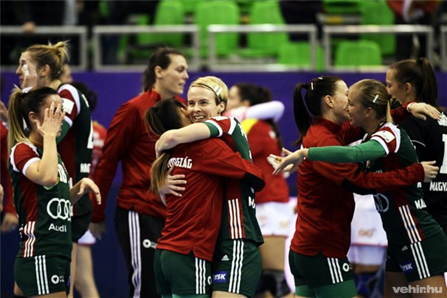 A győztes magyar válogatott tagjai örülnek, középen Pálos-Bognár Barbara (MTI/Kovács Tamás)