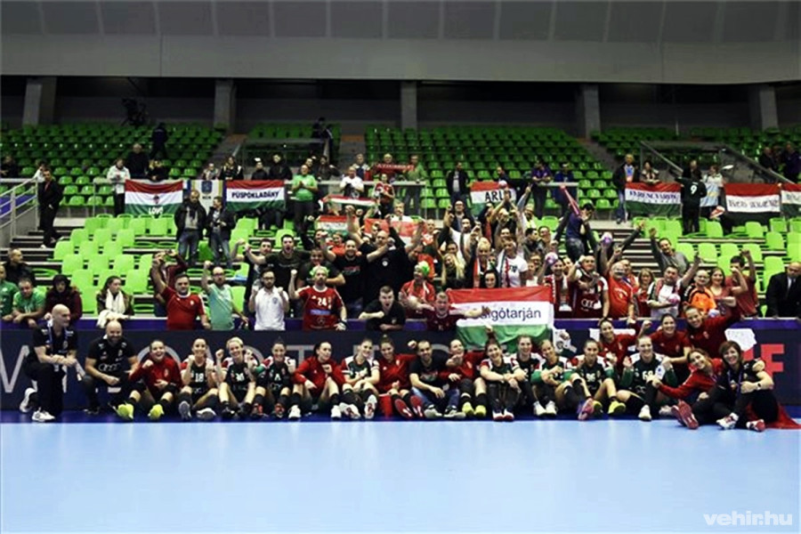 A győztes magyar válogatott tagjai a szurkolókkal közösen ünnepelnek (Kovács Tamás/MTI)