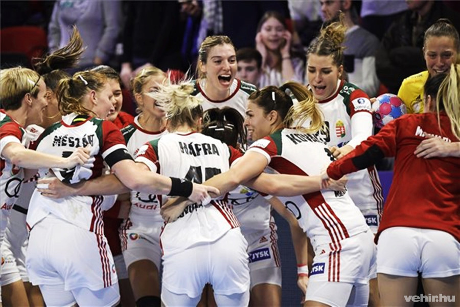 A magyar válogatott tagjai ünnepelnek, miután 26-25-re legyőzték Németország csapatát (Forrás: MTI/Kovács Tamás)