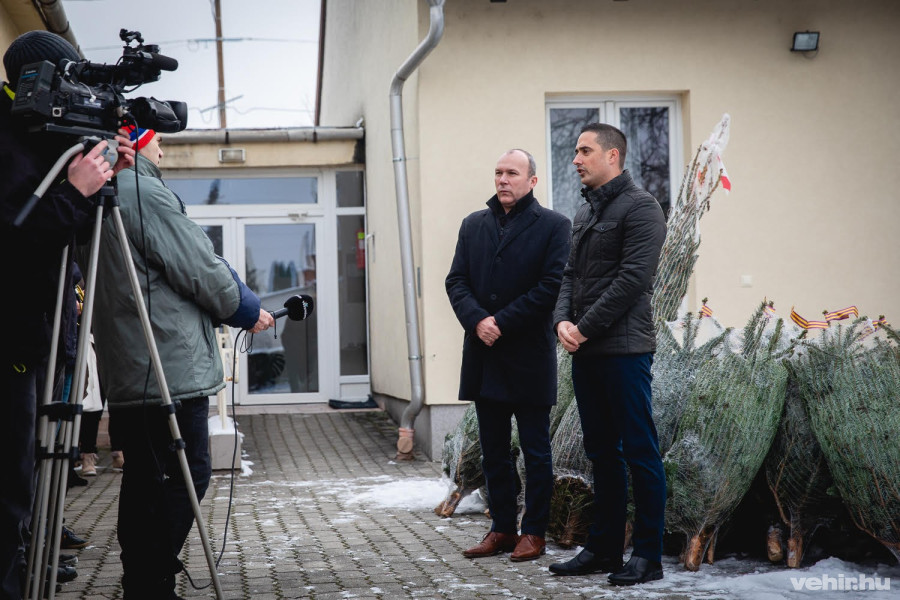 Porga Gyula polgármester és Ovádi péter országgyűlési képviselő december 17-én a családsegítő szolgálat épületénél