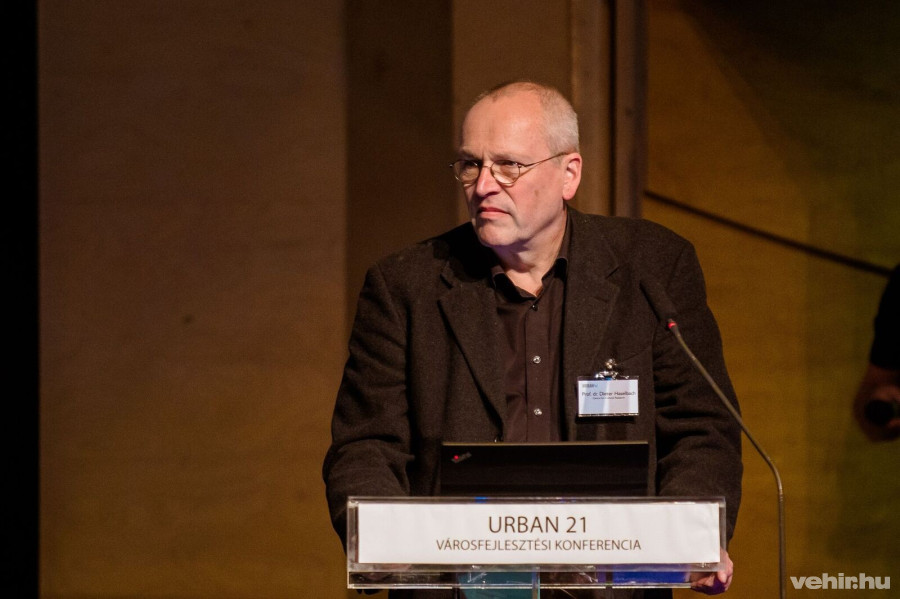 Prof. dr. dieter haselbach januárt 10-én a Hangvillában