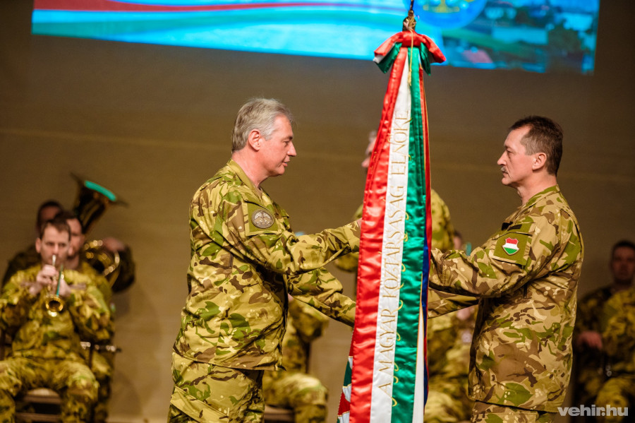 Az ünnepélyes átadás-átvétel pillanata