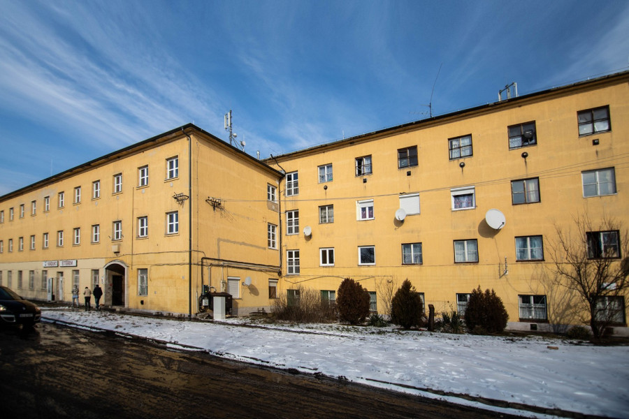 AZ épület nyugati szárnyának első két emeletén alakítottak ki munkásszállást