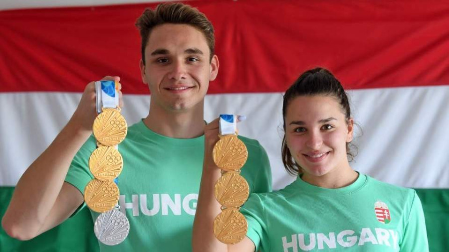 Milák Kristóf és Késely Ajna az ifjúsági olimpián szerzett érmeivel - Fotó: Magyar Olimpiai Bizottság